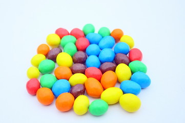 chocolats multicolores sur fond blanc
