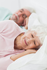 Fototapeta na wymiar Starszych para śpi