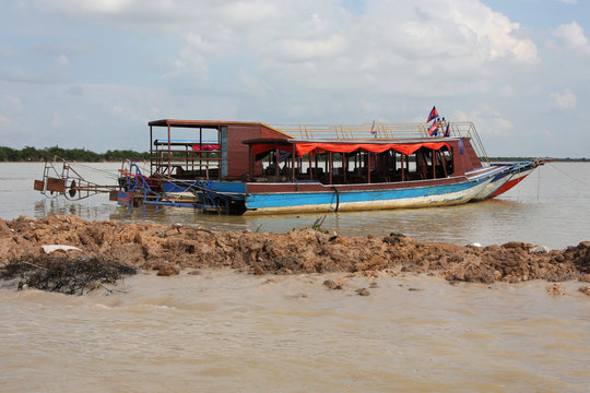 Bateau de transport sur le lac Tonle Sap