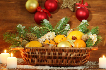 Fototapeta na wymiar Skład Boże Narodzenie w koszyku z pomarańczy i jodły,
