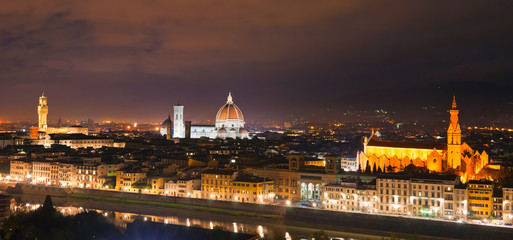 Fototapeta na wymiar Florence, widok na Duomo i Giotto dzwonnica, Santa Croce i