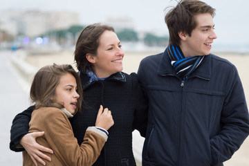 mère heureuse entourée de ses enfants