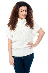 Obraz premium Trendy woman striking stylish pose