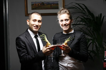 giovane coppia brinda con cockail di ananas