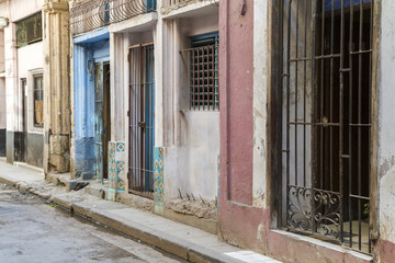 Fototapeta na wymiar Häuserfassade w Hawana, Kuba