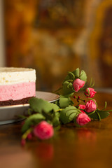 Obraz na płótnie Canvas Torta de mousse de chocolate, frutilla y crema helada. Flores.