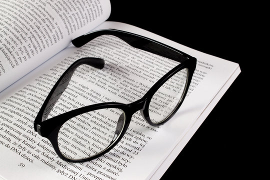 Okulary na książce