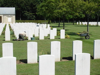 Entretien d'un cimetière militaire britannique en Normandie