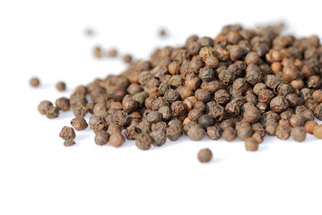PIMIENTA NEGRA, SOBRE FONDO BLANCO
