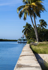 Kuba Havanna Hafen Promenade mit Schiff