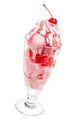 Eis im Kelch mit Sahne und Kirsche