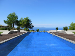 grosser pool mit herrlicher aussicht