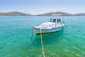 Naklejka na ściany i meble Małych łodzi rybackiej na wybrzeżu Krety, Grecja