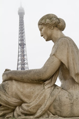 Fototapeta na wymiar statua di donna davanti alla torre eiffel, parigi