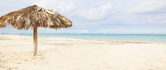 Fototapeta na wymiar Parasol na egzotycznej plage Karaibach.