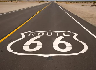 Afwasbaar Fotobehang Route 66 Een historische Route 66 geschilderd op een snelweg