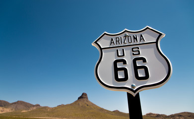 Een weergave van een historisch Route 66-bord met een hemelsblauwe achtergrond