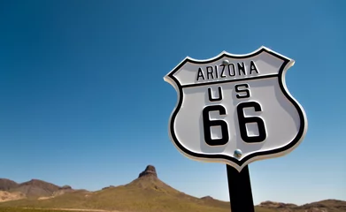 Deurstickers Route 66 Een weergave van een historisch Route 66-bord met een hemelsblauwe achtergrond