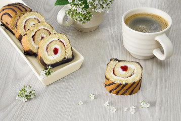 Pastel, brazo de fresa con taza de café.