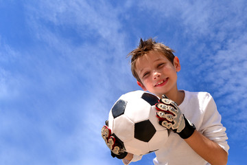 Kind mit fußball © Natallia Vintsik
