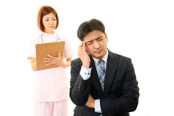 頭痛を訴える男性