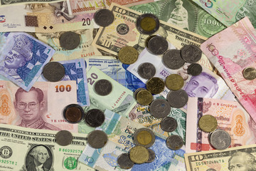 Banknoten und Münzen mit unterschiedlicher Währung