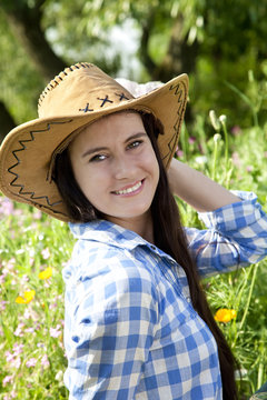 Young woman in cowboy hat