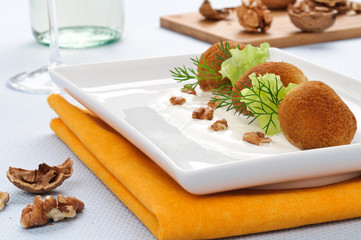Polpette di formaggio e noci , antipasto
