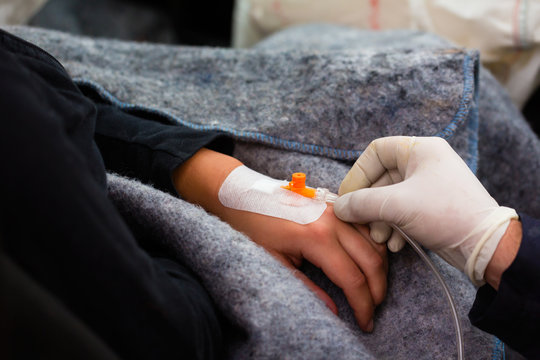 Unfall - Unfallopfer bekommt eine Infusion
