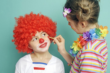 Kleiner Clown wird geschminkt