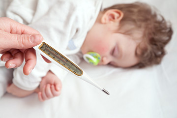 Pediatra misura la temperatura del bimbo - obrazy, fototapety, plakaty