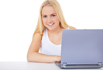 Attraktive junge Frau am Laptop