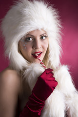 junge sexy blonde Frau im Weihnachtskostüm