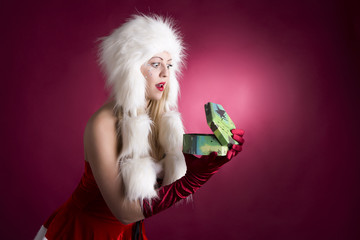 junge sexy blonde Frau im Weihnachtskostüm