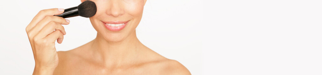 Frau mit Rouge Pinsel