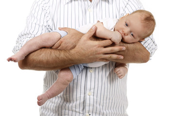 Niedlicher Säugling auf dem Arm seines Vaters