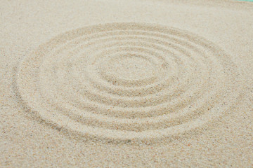 Fototapeta na wymiar Koła w piasku