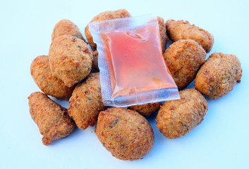 acras de morue sur fond blanc,avec sauce