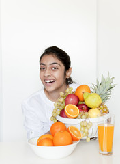 Obraz premium Pretty girl with fruits