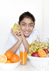 Obraz premium Pretty girl with fruits