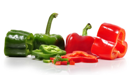 Pimientos sobre fondo blanco.
