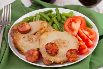 pork with sausages, green beans and tomato