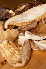 funghi secchi su tagliere di legno