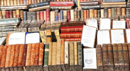 Bücher in einem Antiquariat in Paris, Frankreich