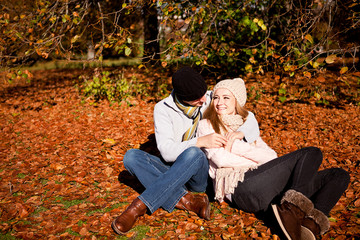 Junges Paar im Herbst im park mit bunten blättern im freien