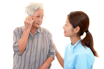 携帯電話で会話中の高齢者