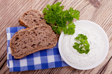Frischer Kräuterquark frischkäse mit gesundem Brot