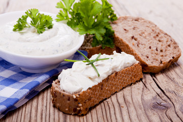 Frischer Kräuterquark frischkäse mit gesundem Brot