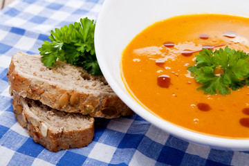 Frische leckere hausgemachte K&uuml;rbissuppe mit frischem Brot