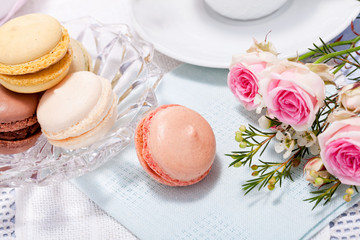 Traditionelle leckere süße Macarons gebäck mit Kaffee